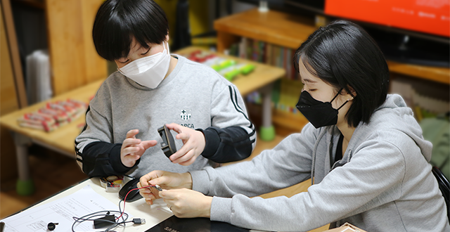 콘텐츠 상세 배경