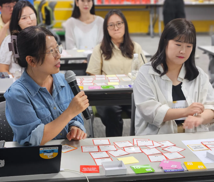 콘텐츠 상세 배경