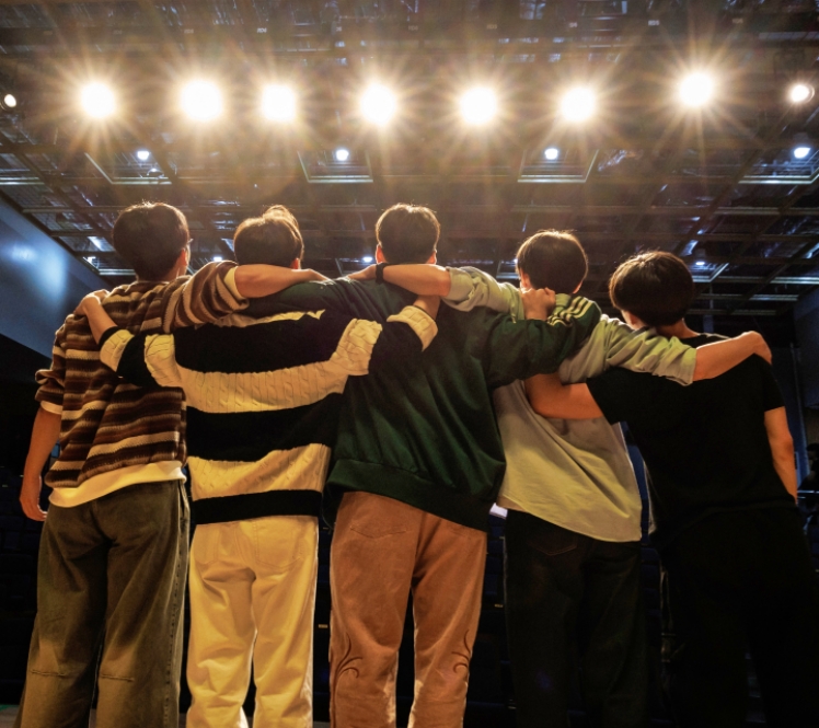 콘텐츠 상세 배경